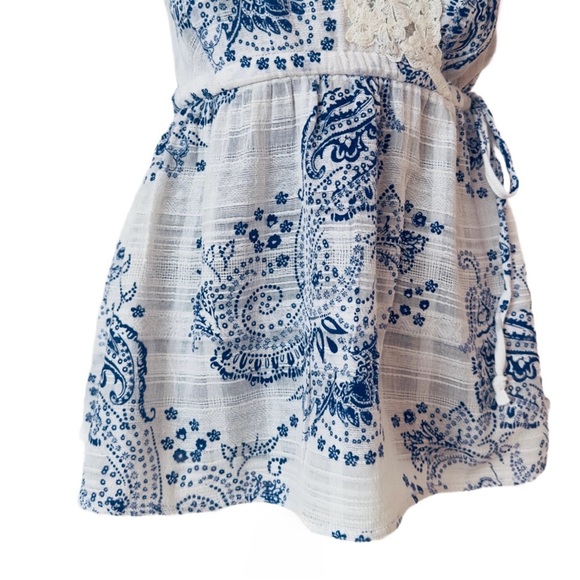 CAbi ~ Sleeveless Blue Paisley and White Blouse White Lace Trim Cinch Tie Waist - Picture 7 of 11